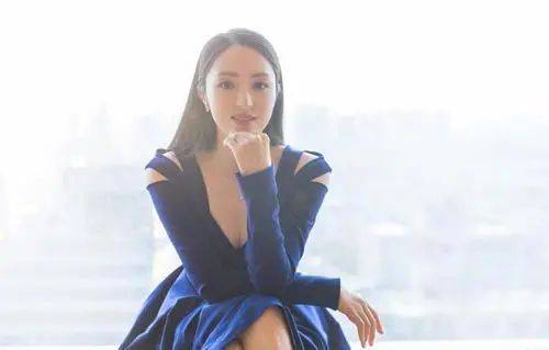 高云翔4岁女儿也开始代言？扎丸子头模特范十足