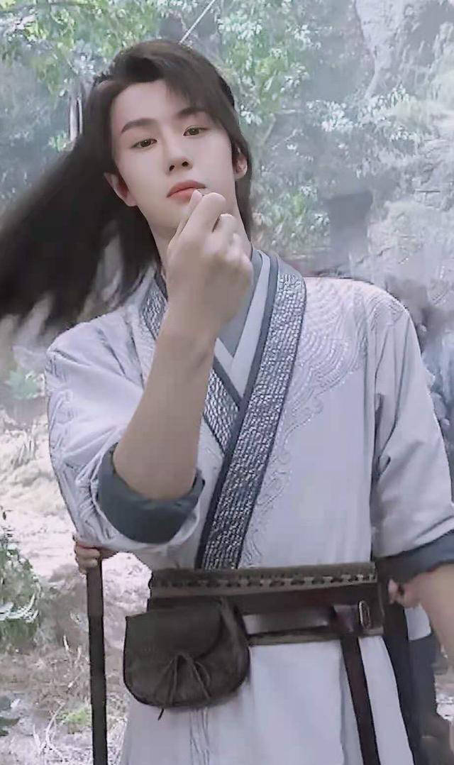 年度男演员投票，王一博暂时领先，成毅名次喜