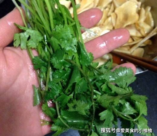 
女人生理期 总是会痛经经量少？这4种食物可多吃 掩护子宫【半岛官方下载地址】(图3)