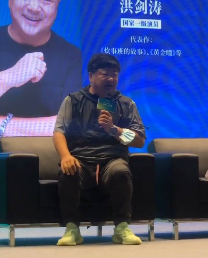 55岁洪剑涛近照帅气,白发染黑年轻20岁,网友:不愧是校草