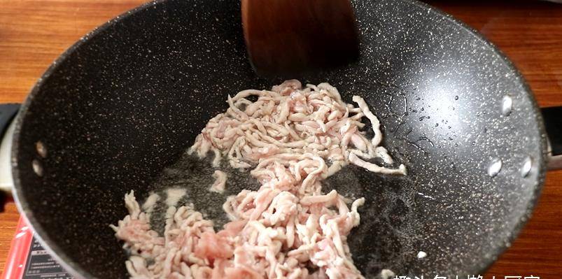 鱼香肉丝家常做法教程简单易学的 91060ec041fa4367a20e6bcd58c564ea.jpeg