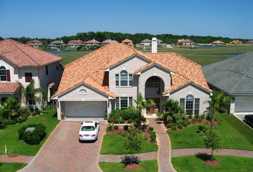 梦境中的新旧交织，解析梦中家里盖新房子与老屋中共存的峰子蛇鱼