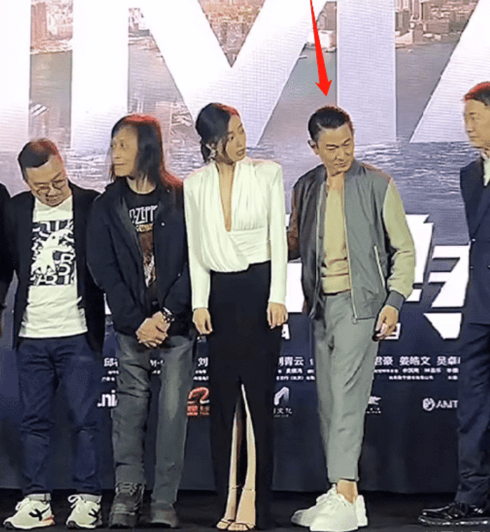 刘德华《拆弹专家2》新片宣传现场,因"c位"一脸懵,表情绝了