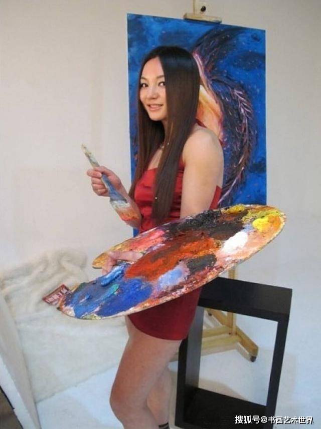 80后美女画家为艺术献身,给自己画人体饱受争议