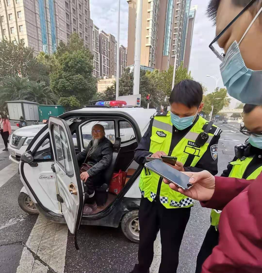 非法营运的三轮摩托车逆行撞上了正常行驶的现代车