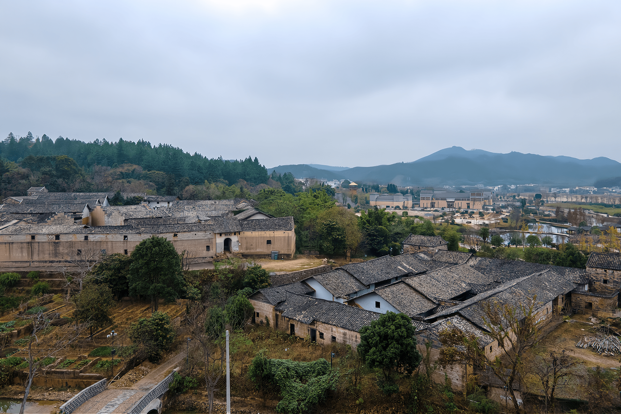 它是赣南客家围屋的代表，历时29年时间建成，建筑规制堪比皇宫