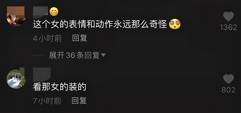 49岁李亚鹏见女友家长，同框长辈像兄弟，背景酒
