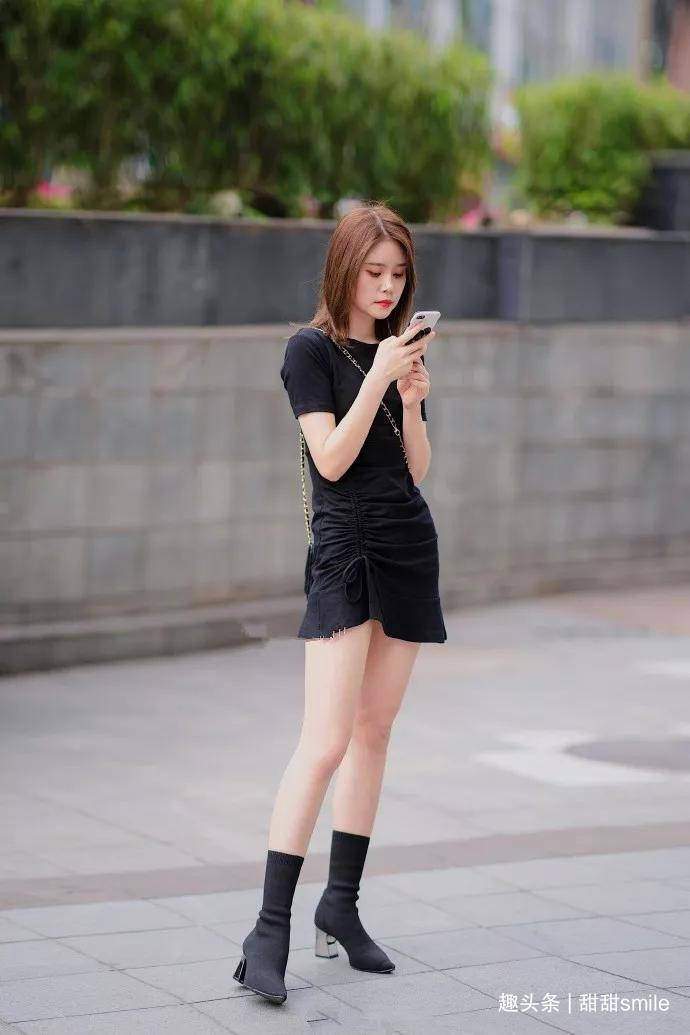 美女脚上一双豹纹的尖头高跟鞋,看上去充满着浪漫的