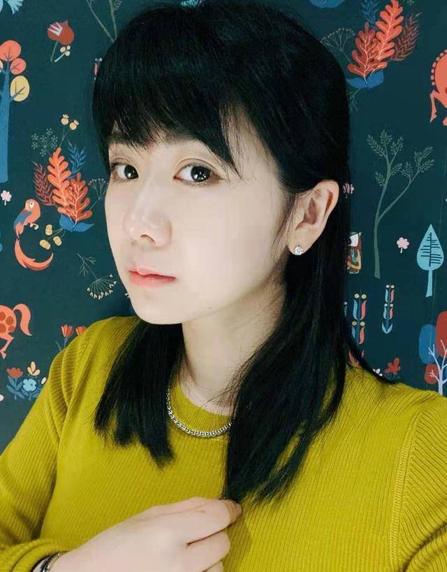原创福原爱上次捐头发之后,头发又长了,专门发照片纪念,像家庭妇女