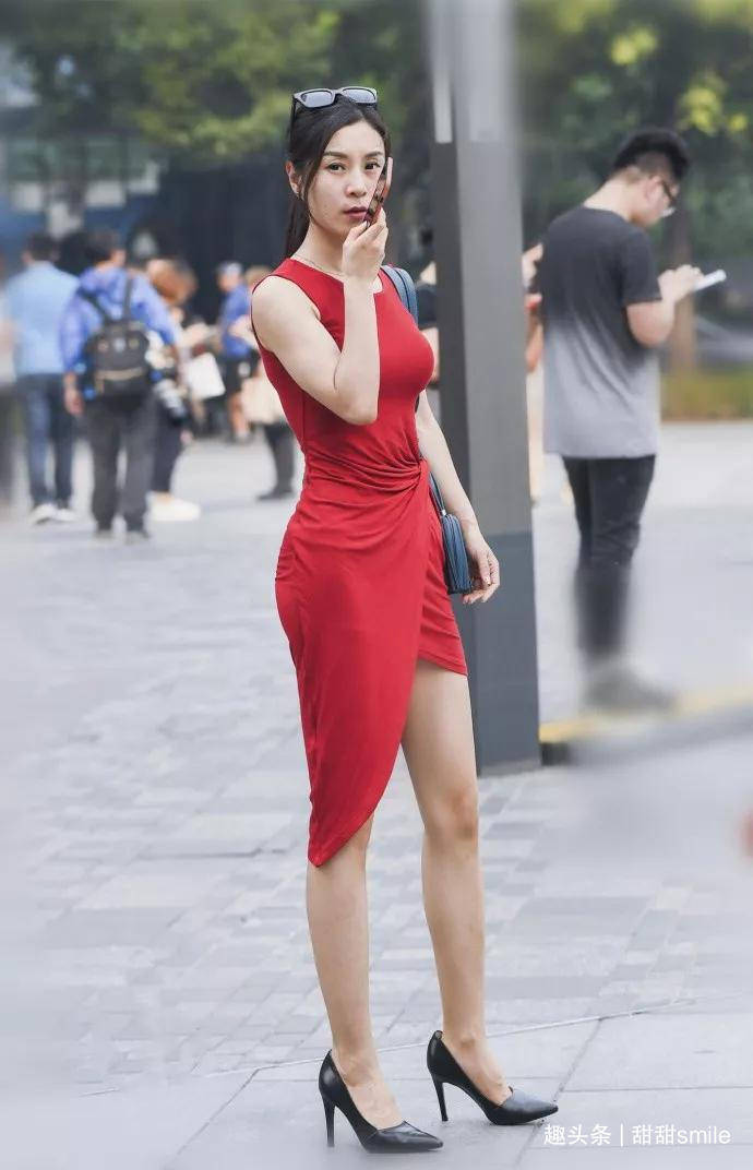 美女脚上一双豹纹的尖头高跟鞋,看上去充满着浪漫的