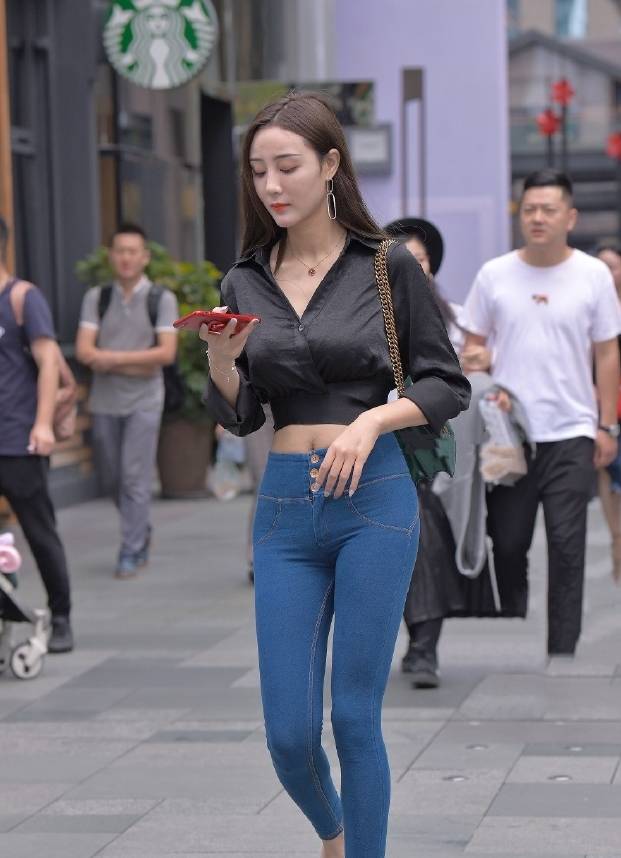 这位轻熟少妇穿了一件黑色衬衣,显瘦还有高级感,领口解开2颗扣子,显得