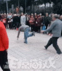 搞笑gif段子:你男友有玩得正开心,跟我走吧