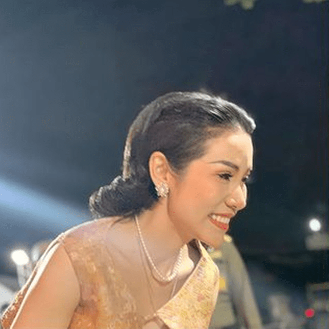 35岁诗妮娜美绝了穿刺绣小坎肩惊艳鲜嫩红唇令苏提达黯淡失色