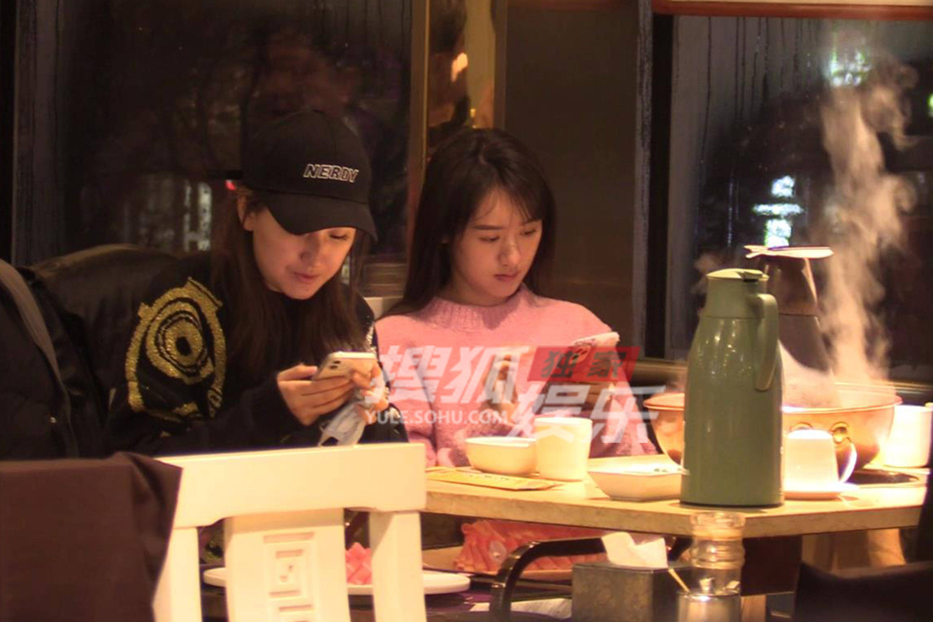 独家袁冰妍大口吃火锅超豪迈崴到脚走路一瘸一拐