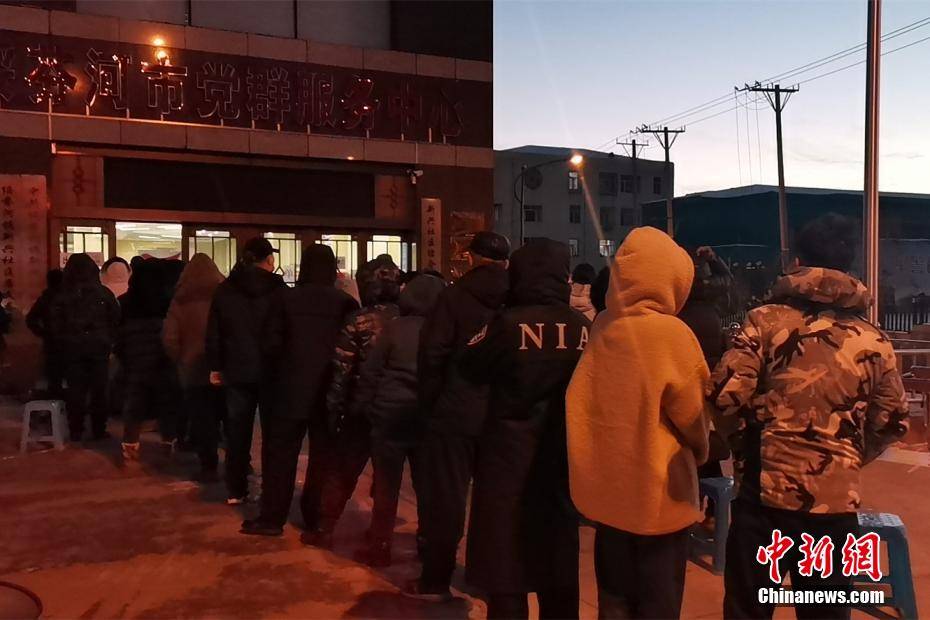 绥芬河市民-18℃排队核酸检测