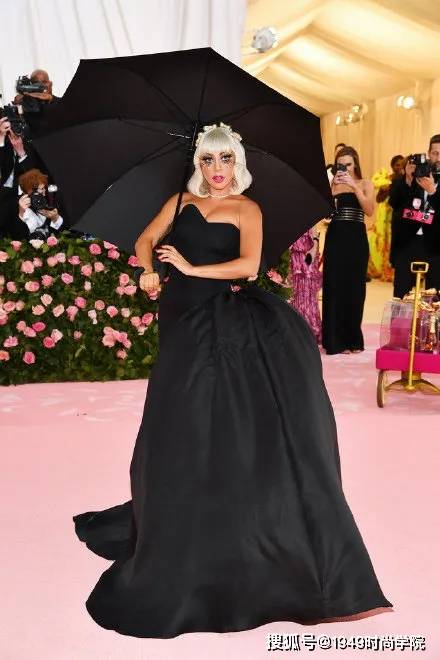 lady gaga 造型总监,斩获女装设计师大奖,这个半路出家的天才设计师不