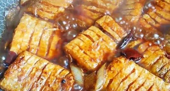 
大厨教你红烧带鱼正确做法 不挂糊 不油炸 鱼肉鲜嫩入味还不腥“BJL平台”(图7)