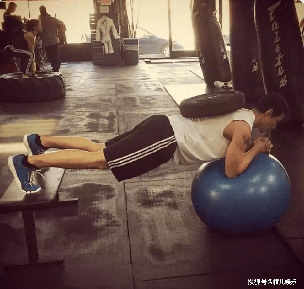 吴彦祖新片澡堂赤身肉搏,这身材是认真的吗?