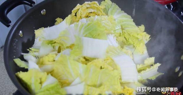 酸辣白菜怎么煮 89a1951365994feab32d19df5a1c5720.jpeg