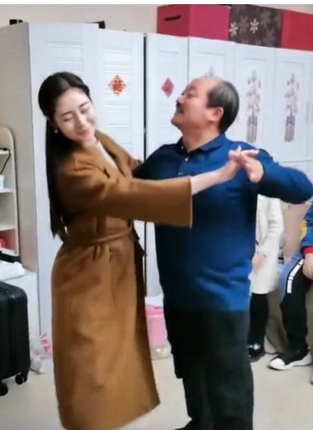 谢广坤与儿媳王小蒙翩翩起舞,表情有点不正经,画面颇为搞笑