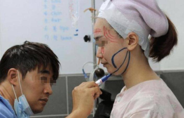女子整形手术失败,18楼的边缘盘旋欲跳楼,丈夫:老妖怪