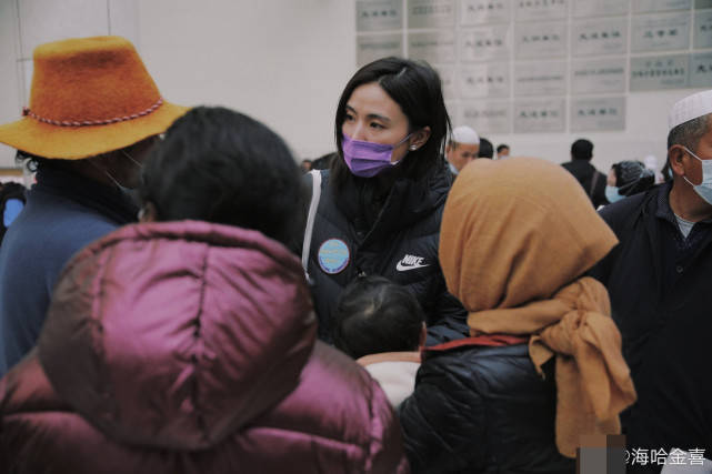 与准继母同框破不和传闻?李亚鹏带小女友逛街,身边女子酷似李嫣