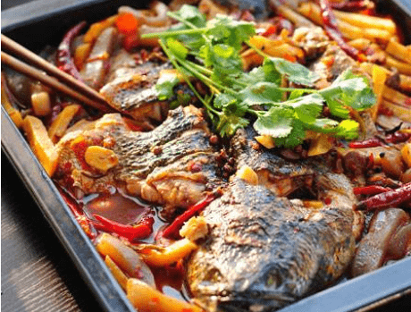 家常烤鱼的做法: 备用食材:鲈鱼1条,金针菇1把,西芹2根,小米粒5个