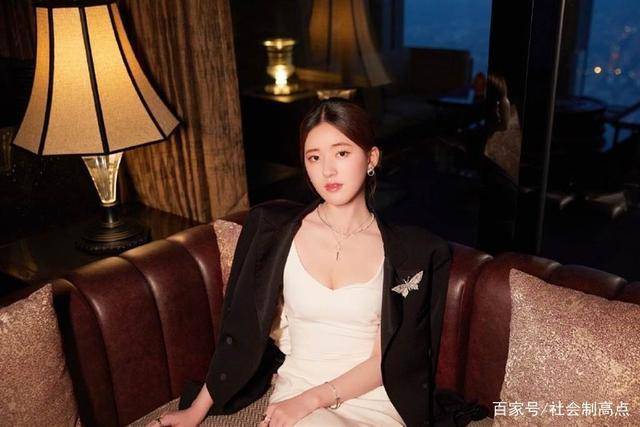 赵露思深夜拍写真,白皙铅笔腿美照引男粉丝赞:赵丽颖接班人