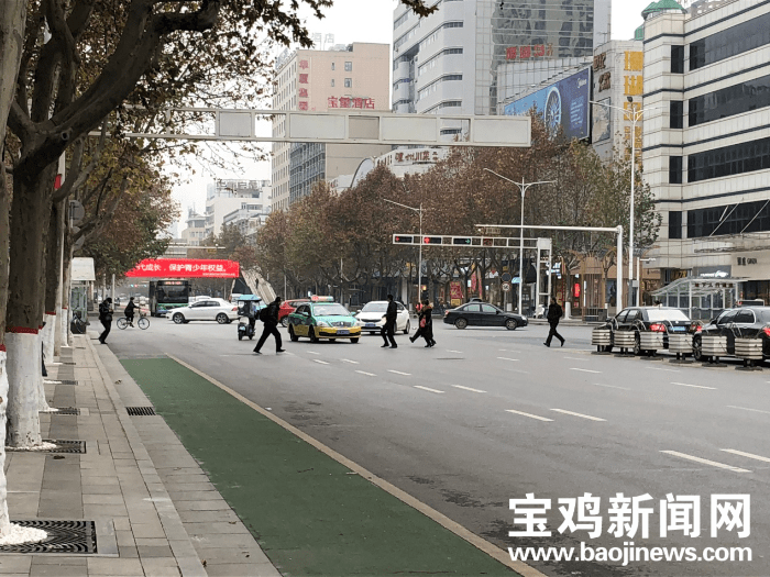 文明宝鸡啄木鸟丨文明出行要守规莫让天桥成摆设