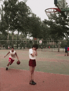 搞笑gif段子:准备出门逛一逛,狗子抱着腿不让走._哥们