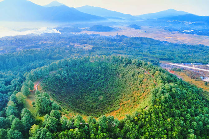 这就是从热气球上面俯瞰下去的小空山,小空山是火山群中最好看的一座
