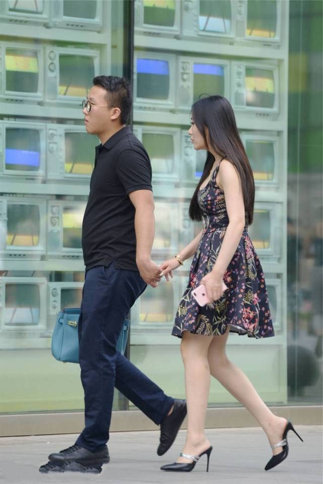 路人街拍,绿色白色搭配休闲工装裤,显满满的活力