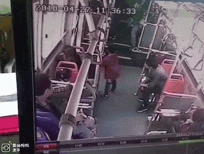 7岁男孩公交车上挑衅男子教育无果被暴揍网友活该