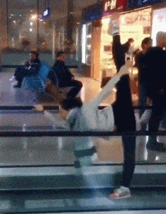 原创搞笑gif段子编辑妹子居然能做出这个姿势我真担心她的裤子