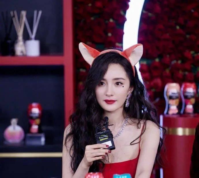 赵丽颖眼窝太深显老，其实她天生就这样，杨幂