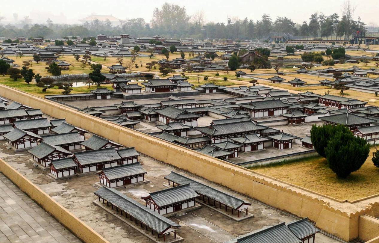 大明宫遗址内设有微缩景观建筑,共有1100多座,依照1:15的比例复原了
