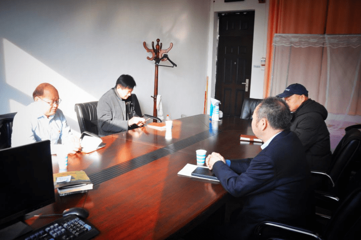 市油田教育中心纪委书记胡耀桢(左)纪检监察室主任任文明(右二)莅临