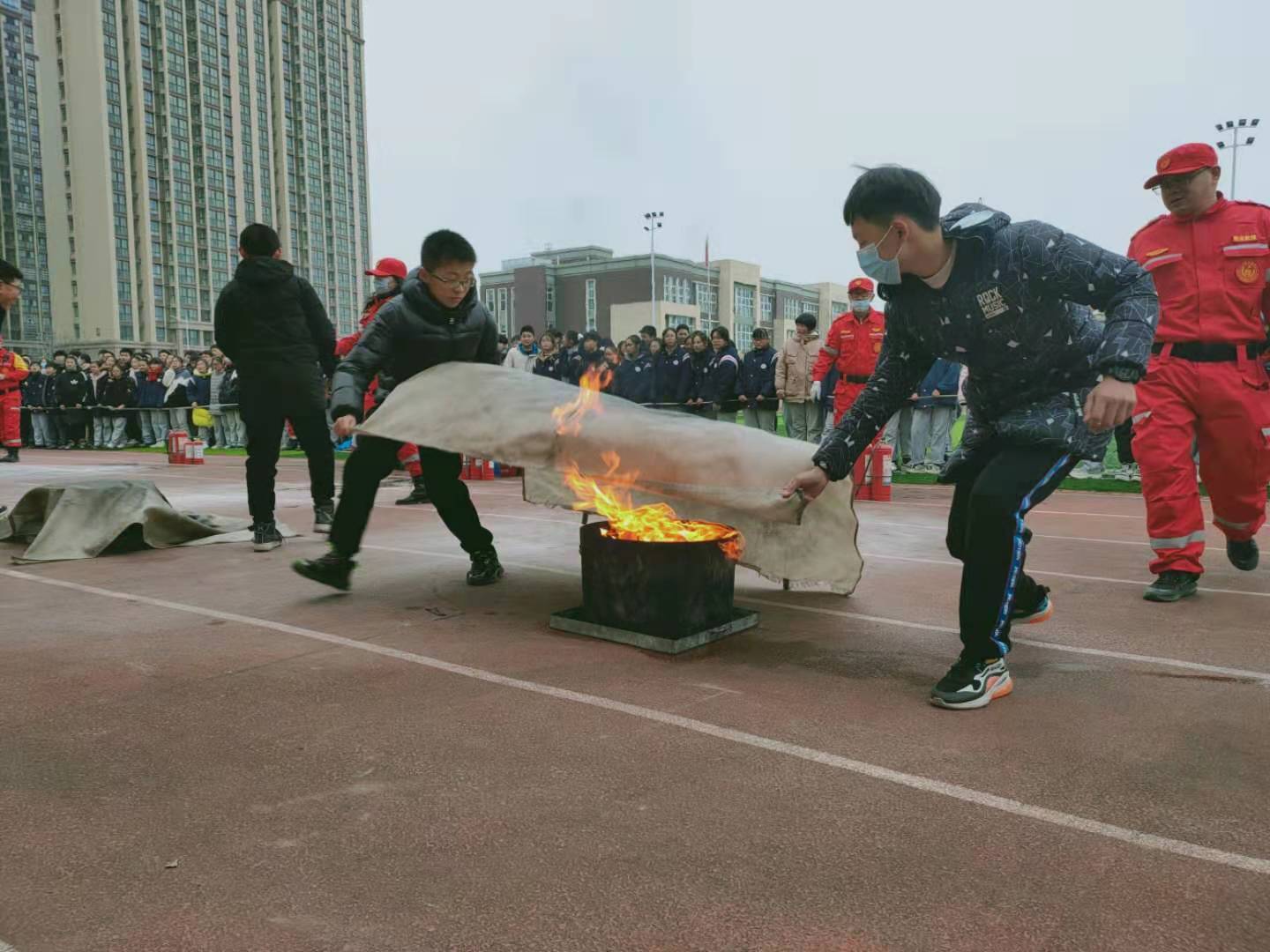 民安应急救援队走进南京市花园中学开展校园安全应急疏散和消防演练