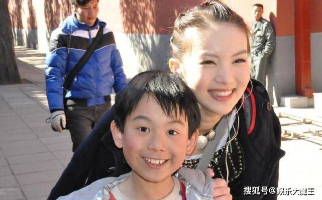 金晨自拍短视频鼻子透光再引整容质疑，本尊回