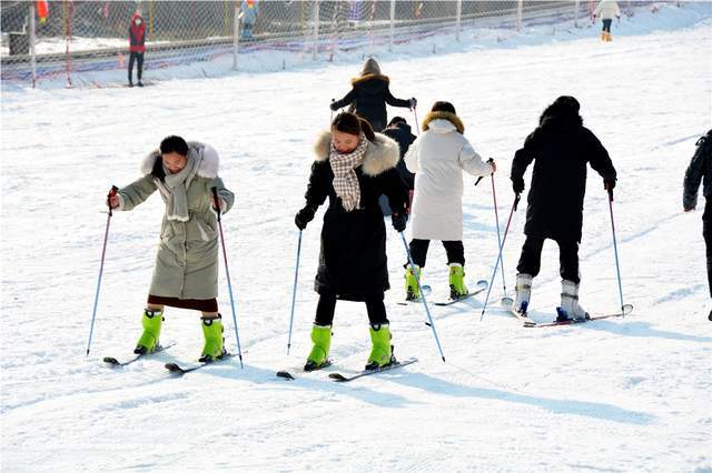 洛阳人家门口滑雪场新伊龙国际滑雪场全新高端滑雪盛装开启