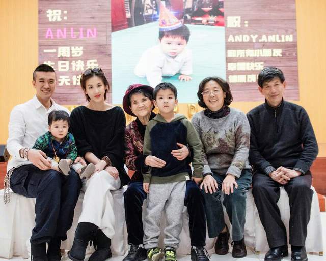 黄圣依婆婆超豪气,建空中草莓棚带孙子采摘