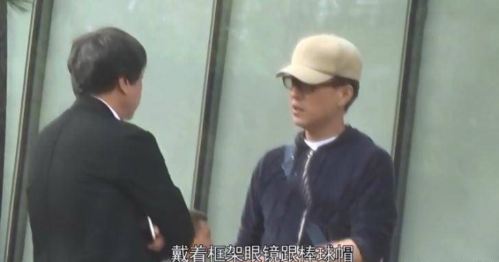 靳东街边吸烟被拍,点烟手法娴熟,网友:帽子居然还能这样用?