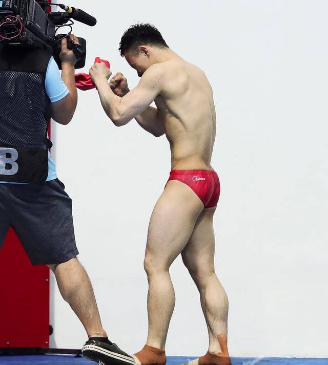 男子跳水运动员穿"三角裤"常遇尴尬,那为何不穿四角裤