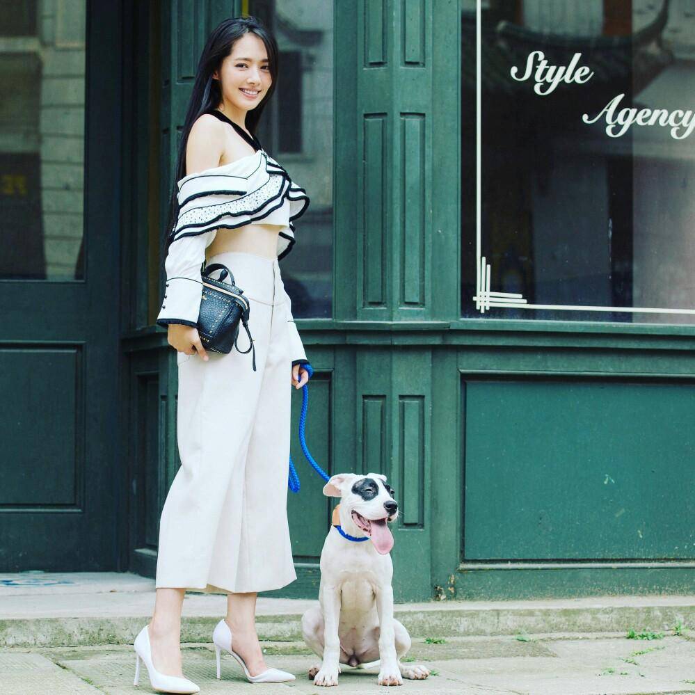 郭碧婷现身安以轩女儿满月宴，产后状态变化明