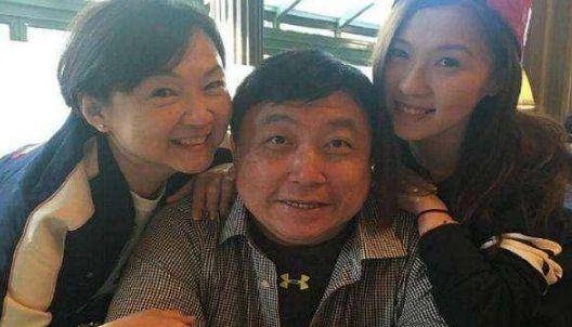 王晶老婆正面照曝光，美貌胜过邱淑贞？网友：