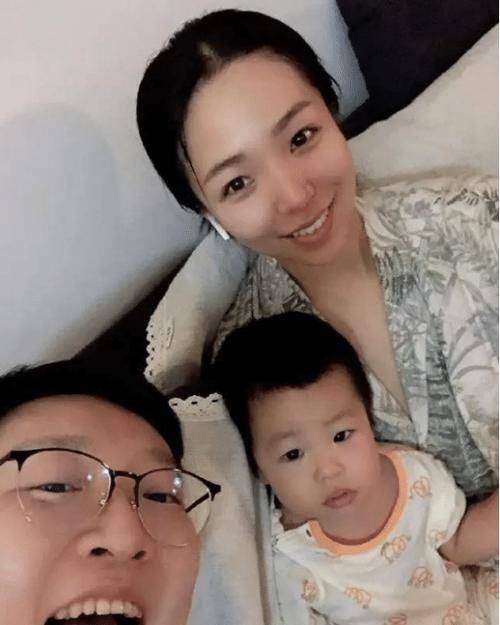 烧饼与妻子郭柯彤长相风格属于粗犷派别的烧饼,一晒出和老婆郭柯彤的