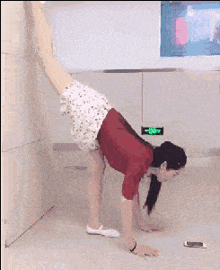15.姑娘这一字马厉害了,把旁边的小哥都吓跑了