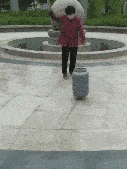 小家伙很客气的把女友请进屋,说舅舅还没起床呢,转身快速跑进卧室我