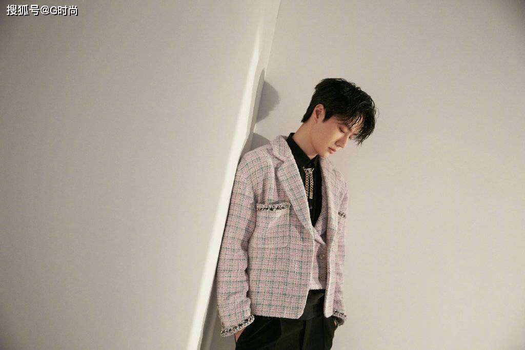 王一博身着chanel 2021春夏系列斜纹软呢外套