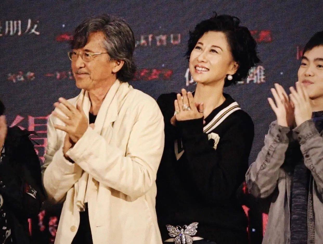 59岁叶倩文风韵犹存,穿简约针织衫气质优雅,携手老公爱意浓浓